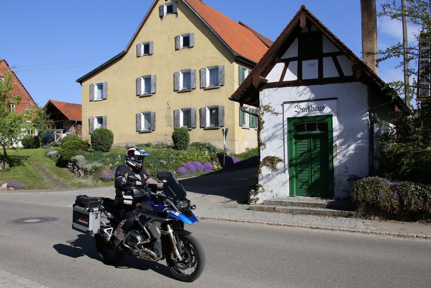 Motorrad vor dem alten Backhaus in Mehrstetten