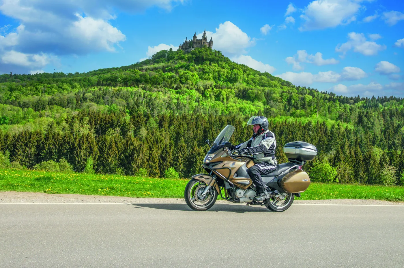 Burg Hohenzollern über dem Albtrauf
