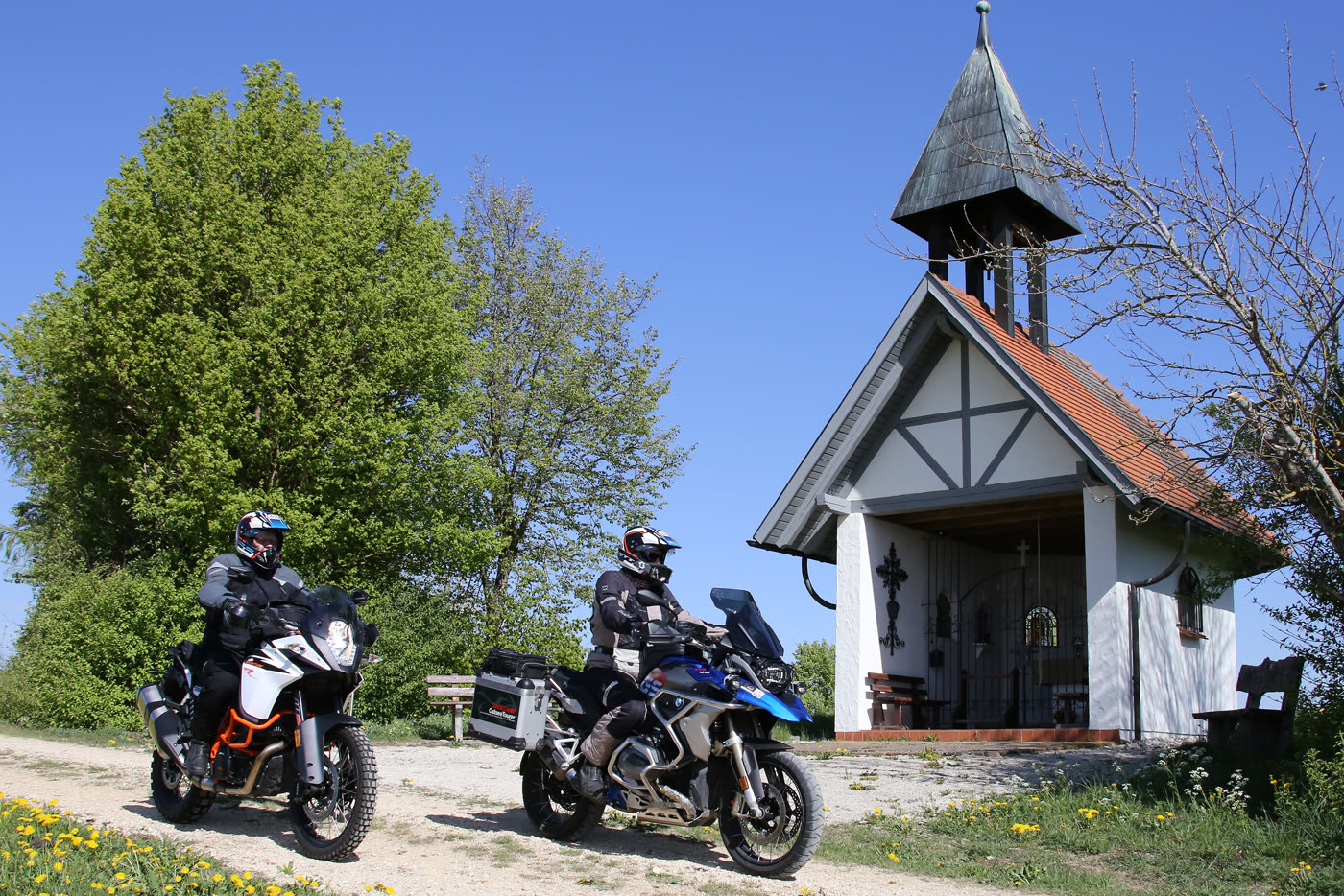 Motorräder vor der hölzernen Feldkapelle Hasenburren Motorräder vor der hölzernen Feldkapelle Hasenburren
