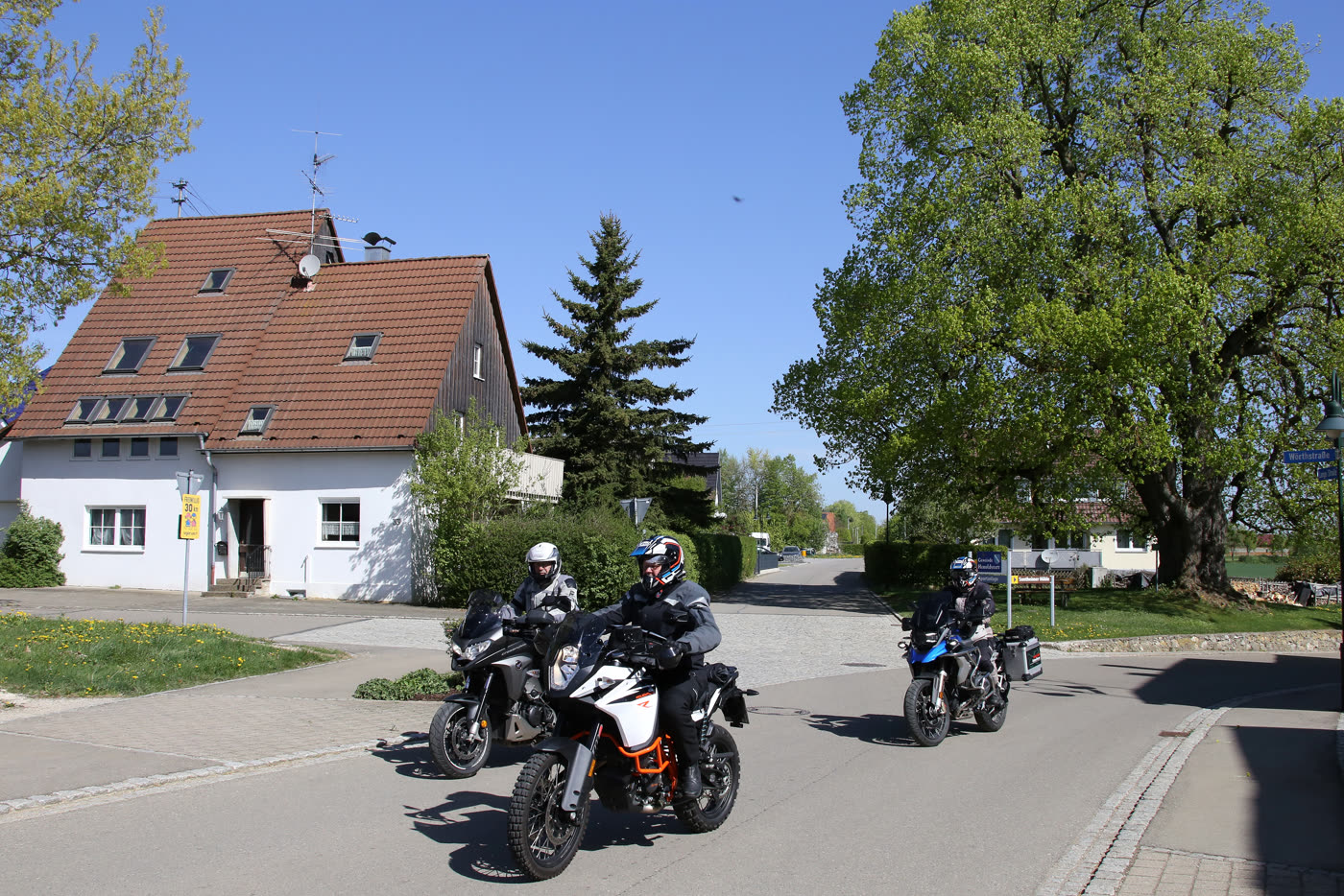 Motorräder auf der Dorfstraße von Heroldstatt Motorräder auf der Dorfstraße von Heroldstatt