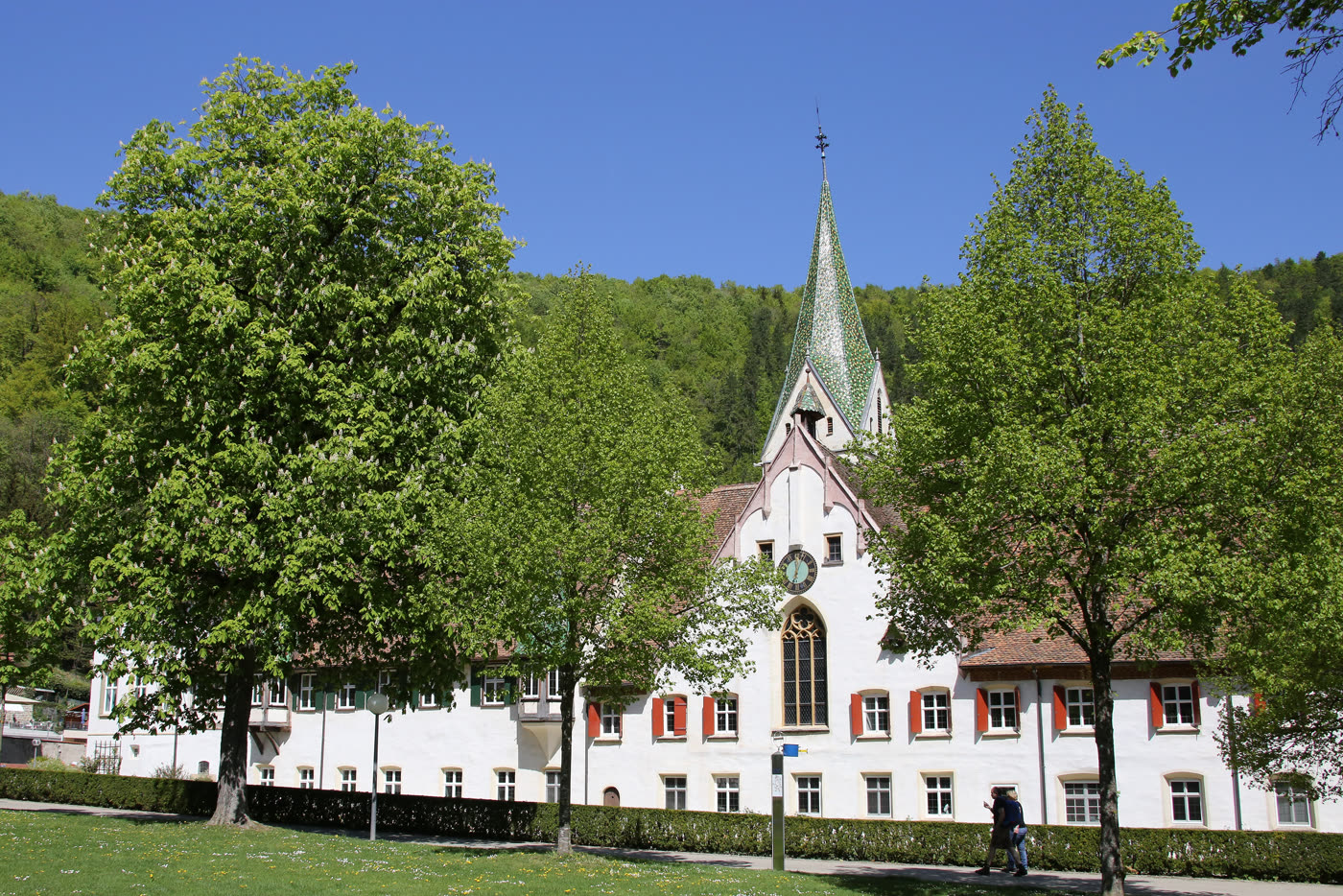 Der Klosterhof von Blaubeuren mit Kirche und altem Baumbestand