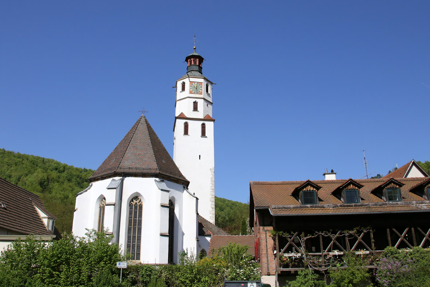 Die Stadtkirche von Blaubeuren mit weißem Turm Die Stadtkirche von Blaubeuren mit weißem Turm